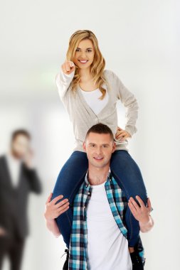 Kadını taşıyan adam