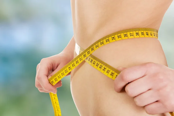 Mulher magro medindo sua cintura . — Fotografia de Stock