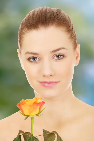 Mujer sonriente con rosa fresca . —  Fotos de Stock