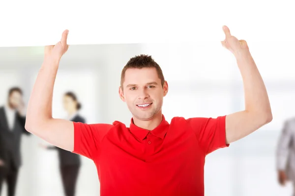 Hombre feliz mostrando y mostrando pancarta — Foto de Stock