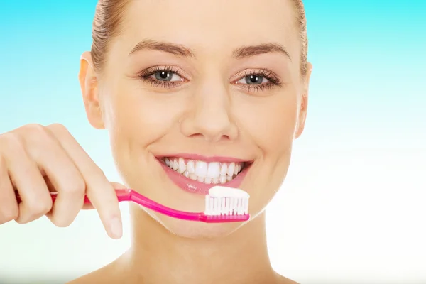 Mujer con cepillo de dientes . —  Fotos de Stock