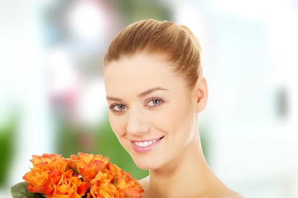 Mulher sorridente com rosas frescas . — Fotografia de Stock