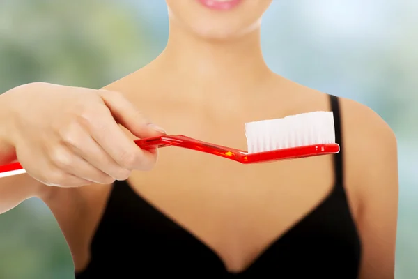 女人用超大牙刷. — 图库照片