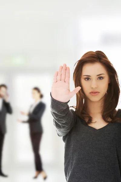 Frau zeigt mit der Hand auf Anschlag — Stockfoto