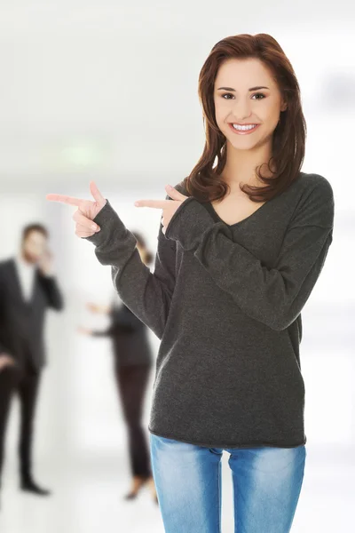 Studentin zeigt Kopierraum — Stockfoto