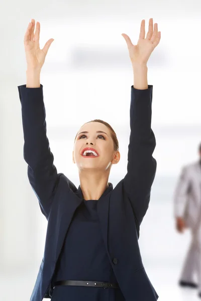 Geschäftsfrau hält die Hände hoch — Stockfoto