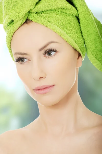 Mujer de belleza con toalla de turbante . — Foto de Stock