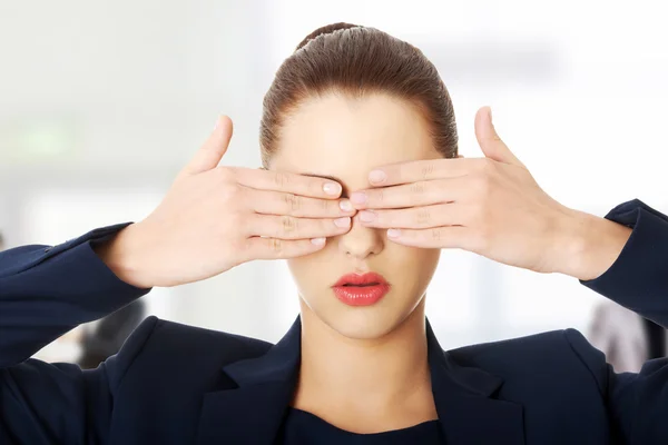 Hermosa mujer cubriendo sus ojos —  Fotos de Stock