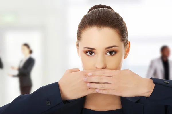 Junge Geschäftsfrau bedeckt mit der Hand ihren Mund — Stockfoto