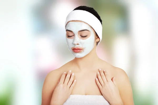 Mujer relajada con una mascarilla nutritiva — Foto de Stock