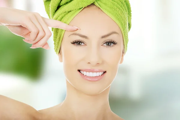 Schoonheid vrouw met tulband handdoek. — Stockfoto