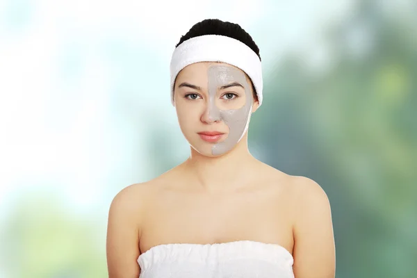 Relaxed woman with a nourishing face mask — Stock Photo, Image