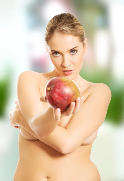 Mujer desnuda dando un mango —  Fotos de Stock