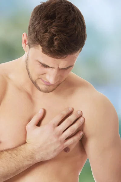Sportlicher Mann spürt Schmerzen in der Brust. — Stockfoto
