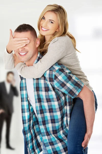 Hombre cargando a su mujer — Foto de Stock