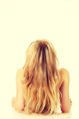 kamera geri yere yatan kadın