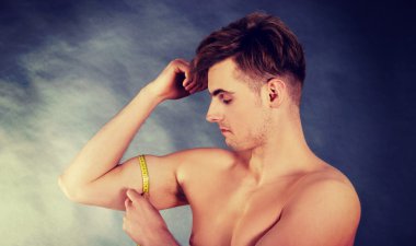 genç adam pazı ölçme.