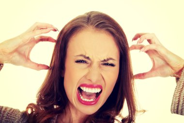 öfkeli kadın çığlığı.