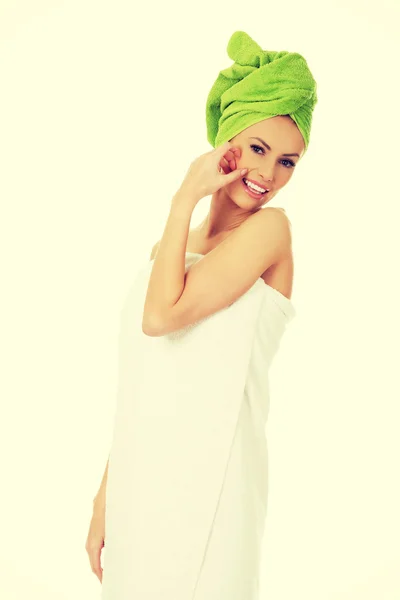 Kobieta uroda ręcznikiem turban. — Zdjęcie stockowe