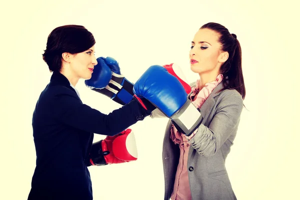 Två affärskvinnor med boxhandskar kämpar. — Stockfoto