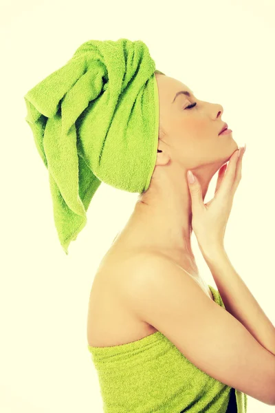 Sensuele vrouw met tulband handdoek. — Stockfoto