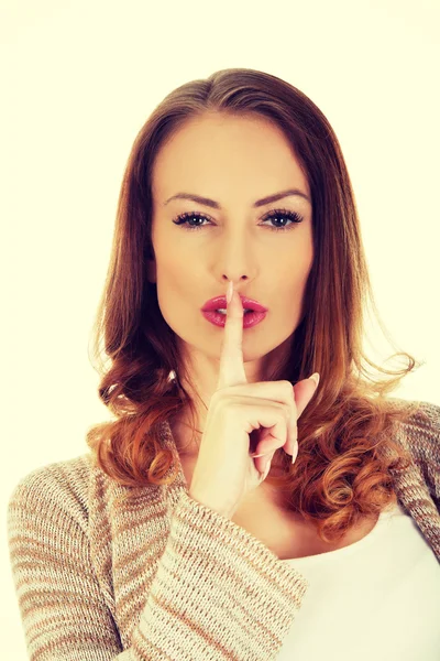 Mujer poniendo el dedo en los labios . — Foto de Stock