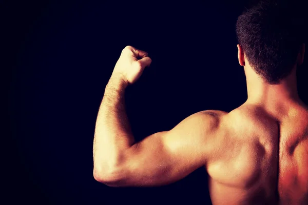 Sexy hombre musculoso mostrando su espalda muscular . — Foto de Stock