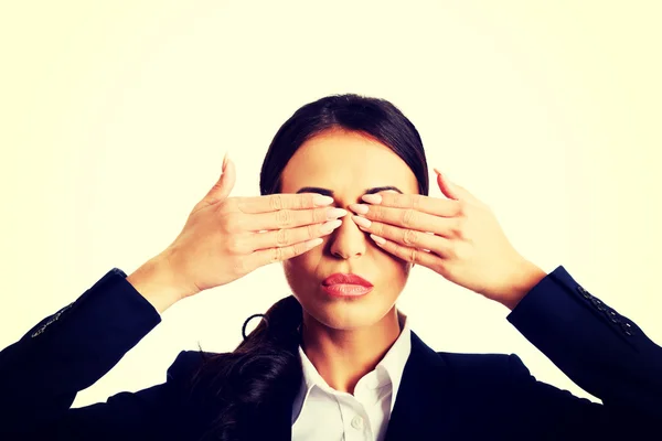 Empresária cobrindo os olhos com as mãos — Fotografia de Stock