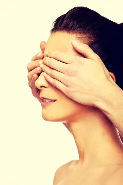 Frau verdeckt Augen von Freunden. — Stockfoto