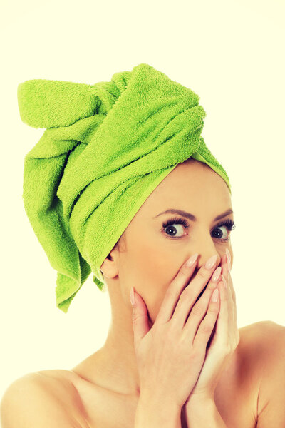 Шокированная женщина с полотенцем из тюрбана
.