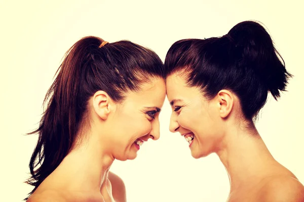 Duas irmãs de pé cara a cara . — Fotografia de Stock