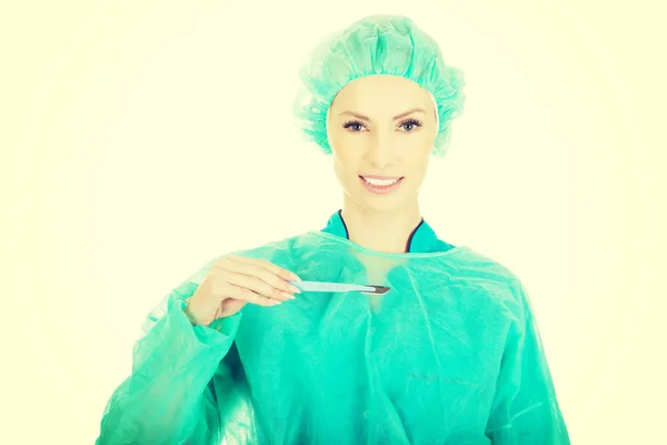 Femme médecin avec un scalpel . — Photo