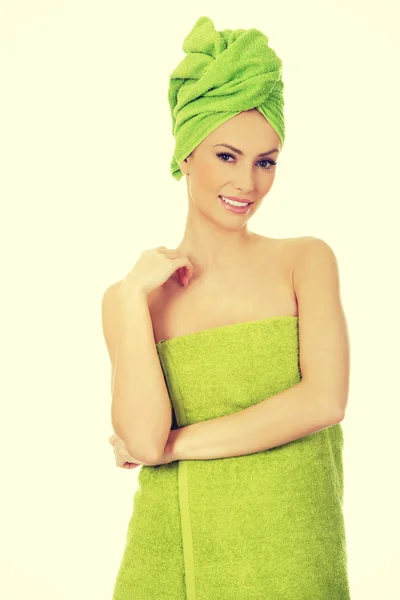 Mujer de belleza con toalla de turbante . — Foto de Stock