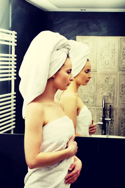 Mujer hermosa natural en el baño . —  Fotos de Stock