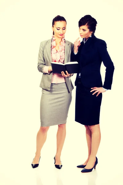 Twee businesswomans met elkaar te bespreken. — Stockfoto