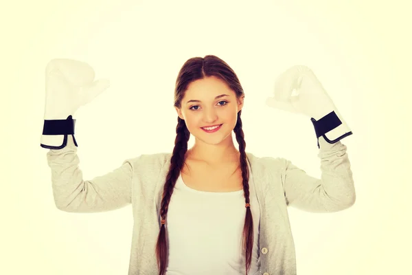 Jonge vrouw dragen van bokshandschoenen. — Stockfoto