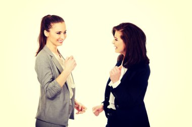 Yumruk yapmak mutlu iki iş kadınları.