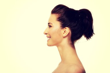 Güzel dişlek gülümseyen kadın ile makyaj.