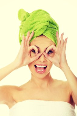 Parmakları Tamam gözlüklerle izlerken kadın.