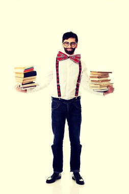 Kitap yığını ile jartiyer giymiş adam.