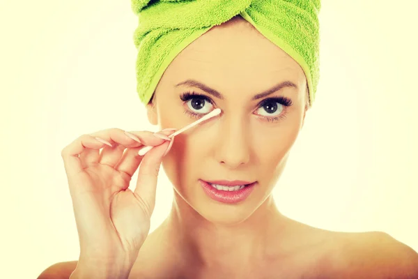 Vrouw verwijderen make-up met wattenstaafje. — Stockfoto