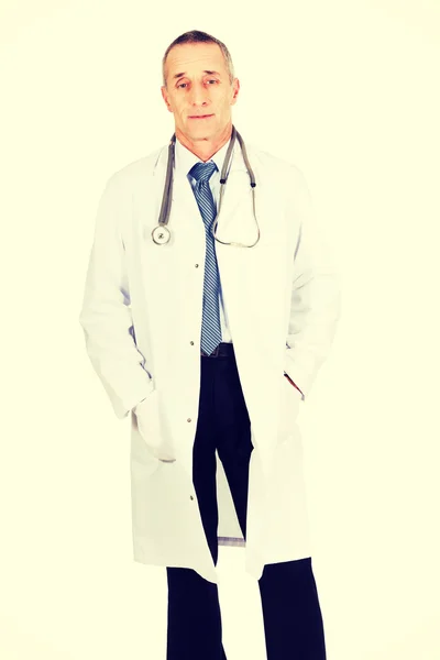 Elleri ceplerinde ile kendine güvenen erkek doktor — Stok fotoğraf