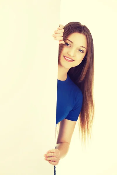 Mulher feliz com placa em branco. — Fotografia de Stock