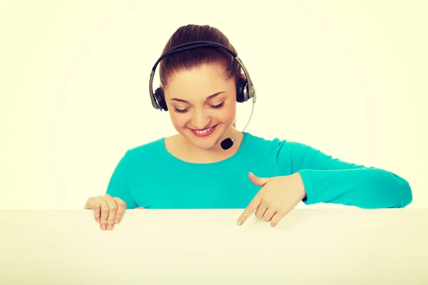 Call center mujer apuntando en la cartelera . — Foto de Stock