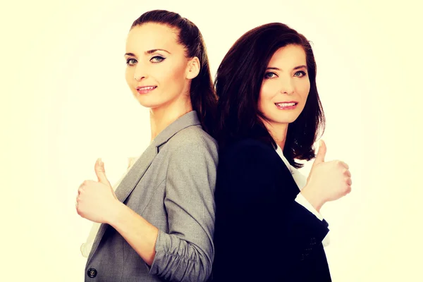 Duas mulheres de negócios com polegares para cima . — Fotografia de Stock