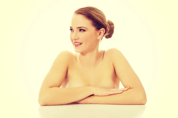 Beautiful young spa woman by a desk. — Stock Photo, Image