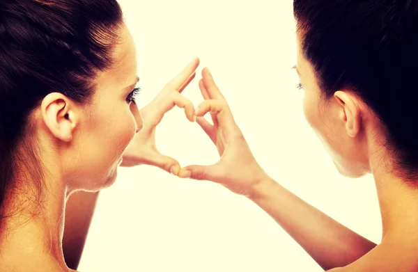 Dos mujeres haciendo corazón con los dedos . —  Fotos de Stock