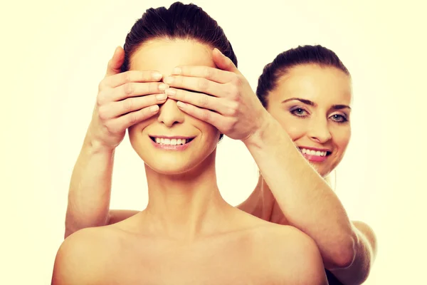 Žena, pokrývající přátel oči. — Stock fotografie