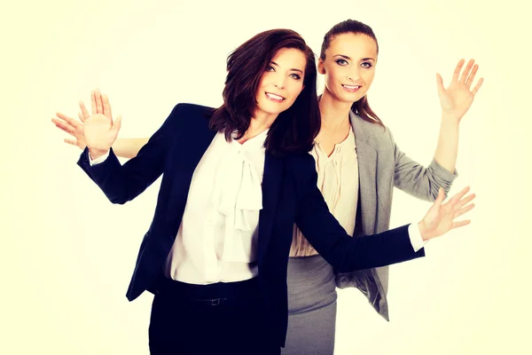 Duas empresárias mostrando as palmas das mãos . — Fotografia de Stock