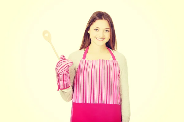 Feliz adolescente mujer usando delantal de cocina . — Foto de Stock